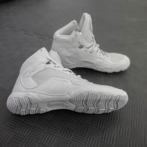 Phantom Athletics bringt mit den weißen Tactic Wrestling Shoes für Kids eine stilvolle Lösung für ambitionierte Nachwuchskämpfer. Die griffige Sohle sorgt für zuverlässigen Halt bei jedem Schritt.