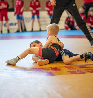 Kinder-Wrestling-Singlet Set Storm von Phantom Athletics, perfekt für Ringen und Grappling. Dynamisches Design kombiniert mit robuster Verarbeitung für höchste Ansprüche.
