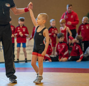 Hochwertiges Kinder-Singlet Set Storm von Phantom Athletics, speziell für Ringer entwickelt. Leichtes Material sorgt für Bewegungsfreiheit und Komfort im Wettkampf.