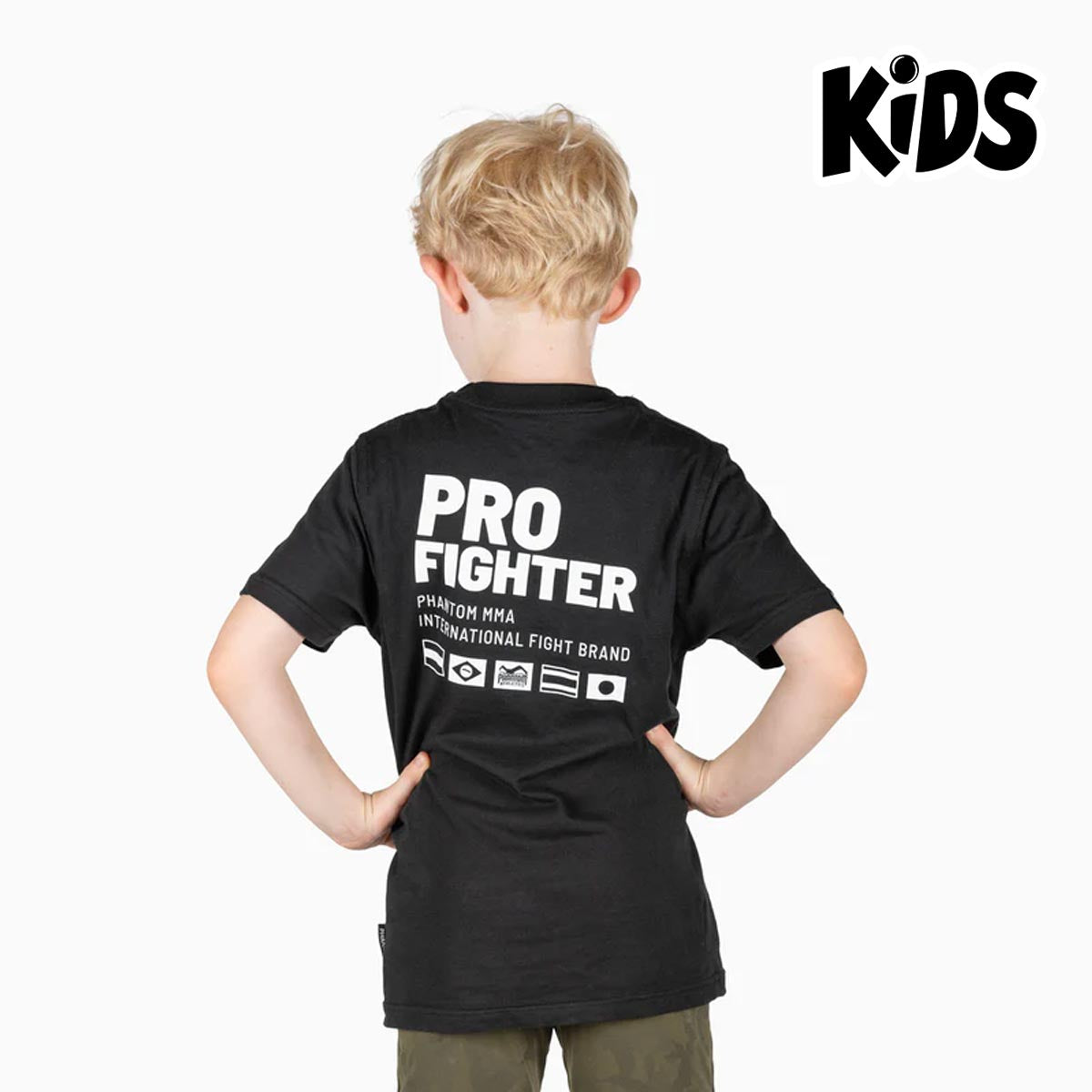 Das Kids T-Shirt Pro Fighter von Phantom Athletics ist perfekt für junge Kämpfer, die schon früh ein Statement setzen wollen. Mit seinem coolen Design und angenehmen Tragegefühl eignet es sich ideal für Freizeit, Training oder Aufwärmen vor dem Wettkampf.