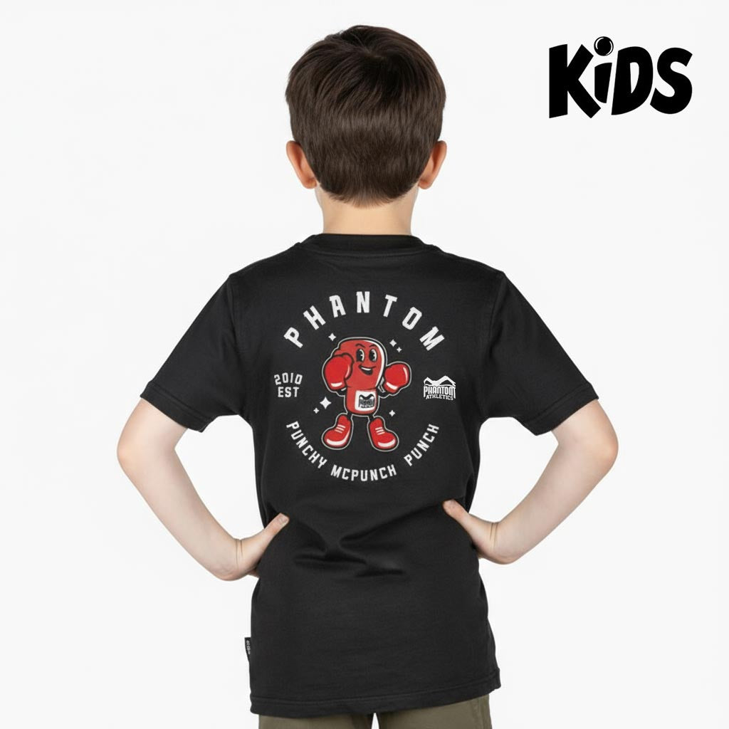 Das Phantom Athletics Kids T-Shirt Punchy Black kombiniert sportliches Design mit hohem Tragekomfort. Der auffällige „Punchy McPunch Punch“-Print auf der Rückseite und das Phantom Athletics-Logo auf der Brust machen es zum idealen Begleiter für junge Kampfsportler im Training.