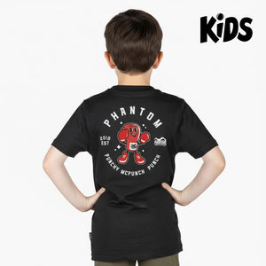 Das Phantom Athletics Kids T-Shirt Punchy Black kombiniert sportliches Design mit hohem Tragekomfort. Der auffällige „Punchy McPunch Punch“-Print auf der Rückseite und das Phantom Athletics-Logo auf der Brust machen es zum idealen Begleiter für junge Kampfsportler im Training.
