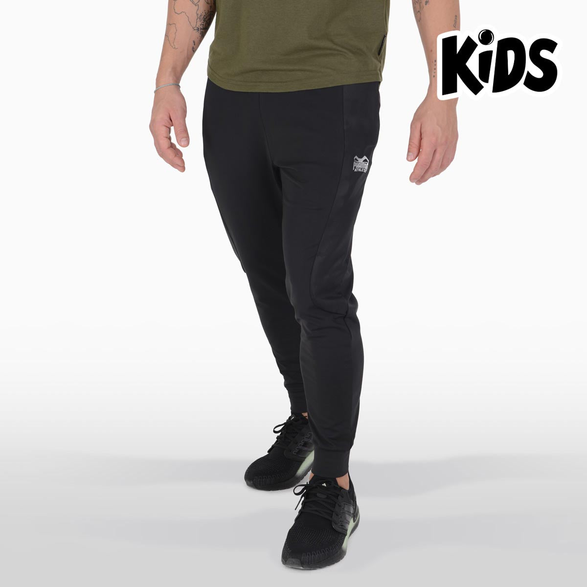 Die Kinder Trainingshose Shadow von Phantom Athletics bietet jungen Kampfsportlern hohen Tragekomfort und optimale Bewegungsfreiheit. Ideal für Aufwärmen, Training und Freizeitaktivitäten.