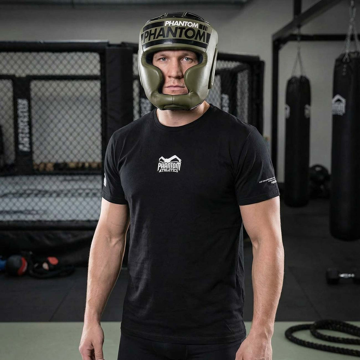 Hochwertiger Phantom Athletics Headguard Apex Full Face Army mit robustem Polsterschutz für Stirn, Wangen und Kinn, ideal für intensives Sparring im MMA, Muay Thai oder Kickboxen sowie technikorientiertes Boxtraining. Die ergonomische Passform und der verstellbare Klettverschluss sorgen für sicheren Sitz und langanhaltenden Komfort bei anspruchsvollen Gym‑Sessions. Dieser Premium‑Kopfschutz bietet maximalen Schutz für ambitionierte Kampfsportler.