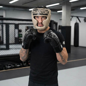 Premium Kampfsport‑Headguard in Sandgrau von Phantom Athletics, entwickelt für umfassenden Schutz bei Sparring‑Einheiten im Boxen, MMA und Thaiboxen mit stabiler Polsterung und atmungsaktivem Innenmaterial. Der Full‑Face‑Style minimiert Verletzungsrisiken bei harten Treffern und unterstützt dich bei intensiven Trainingseinheiten. Ein hochwertiges Trainings‑Accessoire für ernsthafte Athleten.