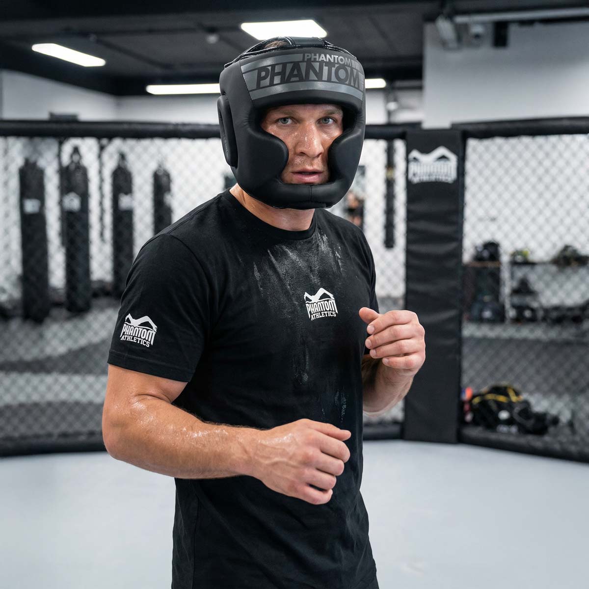 Hochwertiger Phantom Athletics Kopfschutz mit Full-Face-Design in Schwarz/Grau für intensives Sparring im Boxen, MMA und Kickboxen, entwickelt für maximalen Schutz von Stirn, Wangen und Kinn. Die dicke Polsterung absorbiert harte Treffer zuverlässig und sorgt für Sicherheit bei anspruchsvollen Trainingseinheiten. Dieser Premium-Kopfschutz ist ideal für ambitionierte Kampfsportler im täglichen Training.