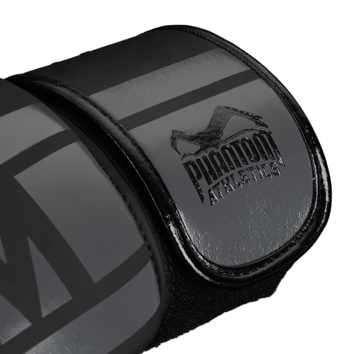 Boxhandschuh APEX Schwarz/Grau von Phantom Athletics – perfekt für Kampfsport-Training: gute Polsterung für Hände und Gelenke, schlanker Schnitt für präzise Technik und maximale Kontrolle. Für Boxen, MMA, Kickboxen oder Muay Thai geeignet.