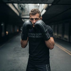 Robuste Kampfsport‑Boxhandschuhe von Phantom Athletics mit stabilem Handgelenkschutz, perfekt für Sparring, Sandsack‑ und Techniktraining.
