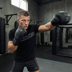 Robustes und stylisches T-Shirt APEX von Phantom Athletics in Schwarz und Grau für Kampfsport, Gym-Training und Sparring-Einheiten.