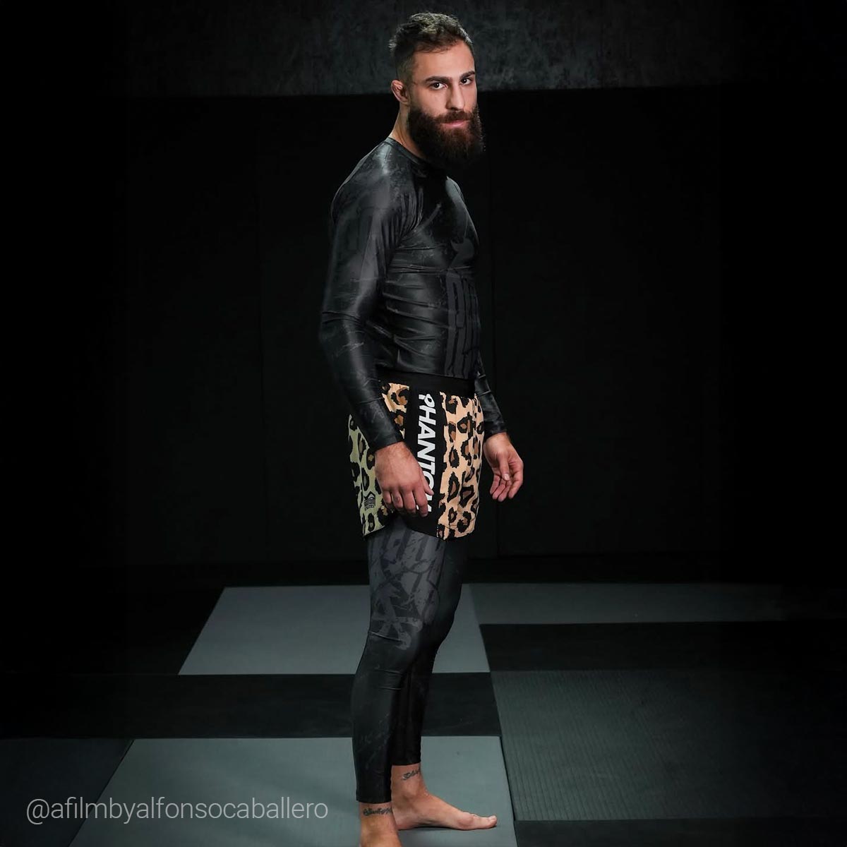 Premium Kampfsport‑Tights Germany von Phantom Athletics mit sportlichem Deutschland‑Design, perfekt für MMA, Boxen und Kickbox‑Workouts mit feuchtigkeitsregulierender, schnell trocknender Technologie. Die hochwertige Verarbeitung und Flexibilität unterstützen dich bei explosiven Bewegungen auf der Matte oder im Gym. Eine funktionelle Tight für ernsthafte Athleten.