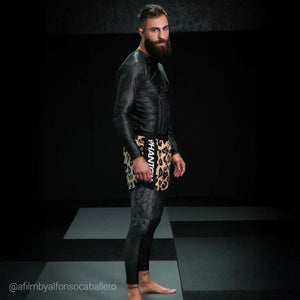 Premium Kampfsport‑Tights Germany von Phantom Athletics mit sportlichem Deutschland‑Design, perfekt für MMA, Boxen und Kickbox‑Workouts mit feuchtigkeitsregulierender, schnell trocknender Technologie. Die hochwertige Verarbeitung und Flexibilität unterstützen dich bei explosiven Bewegungen auf der Matte oder im Gym. Eine funktionelle Tight für ernsthafte Athleten.
