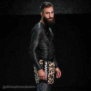 Robuster Langarm‑Rashguard von Phantom Athletics mit sportlichem Germany‑Design, ideal für kombinierte Trainingseinheiten im MMA, Jiu‑Jitsu und Fitness, mit ergonomischer Passform für sicheren Sitz. Die langlebige, dehnbare Qualität reduziert Scheuern auf der Matte und erhöht Komfort und Performance bei langen Sessions. Ein hochwertiger Kampfsport‑Rashguard.