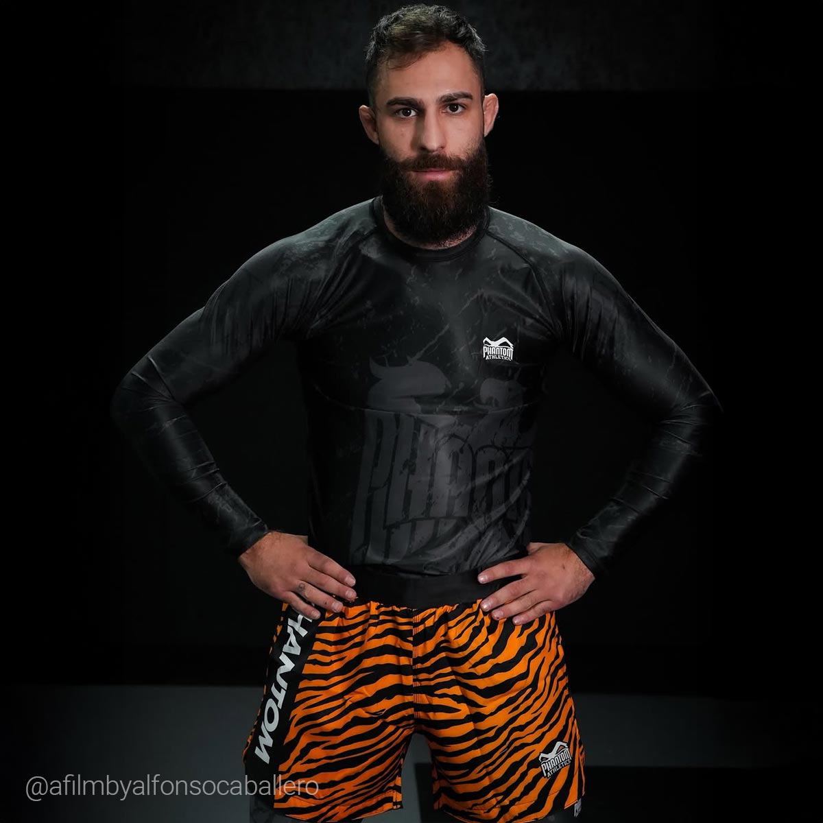 Hochwertiger Phantom Athletics Rashguard Germany Longsleeve mit deutschem Design, ideal für intensives MMA‑, Grappling‑ und Jiu‑Jitsu‑Training im Gym, aus atmungsaktivem, schnelltrocknendem Material für maximalen Komfort. Die enganliegende Passform unterstützt Bewegungsfreiheit bei Technik‑ und Kraft‑Einheiten und schützt die Haut vor Mattenreibung. Ein Premium‑Rashguard für ambitionierte Kampfsportler.