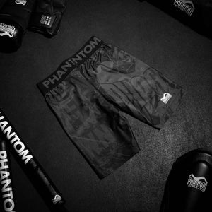 Hochwertige Phantom Athletics Fightshorts Vector Germany für Wettkämpfe und Training. Entwickelt für maximale Bewegungsfreiheit bei Muay Thai, MMA und anderen Kampfsportarten.