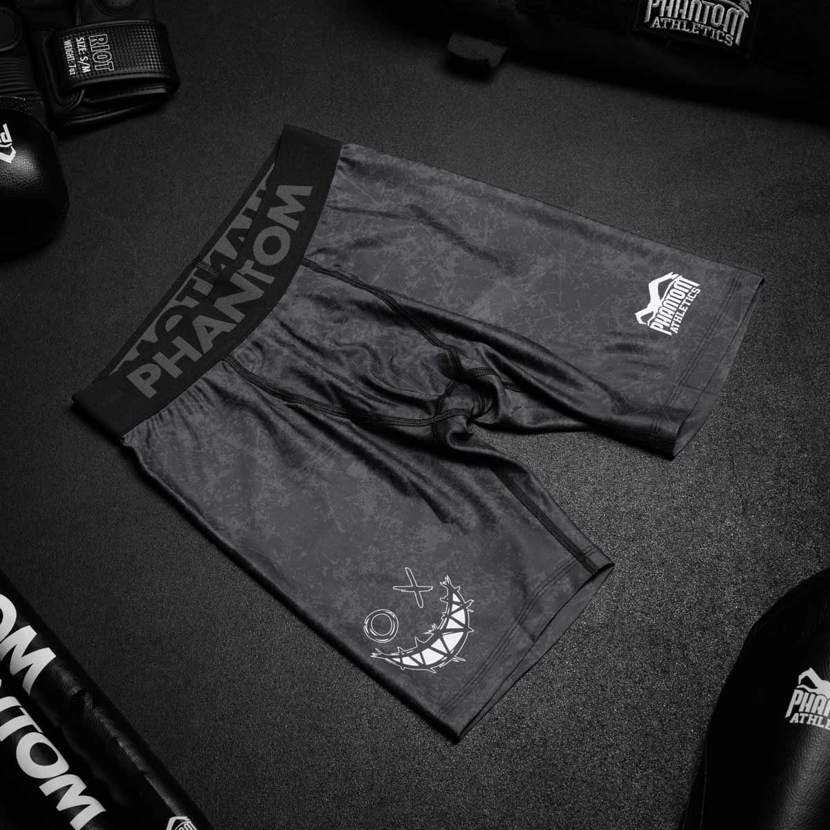 Die Phantom Vector Serious MMA Compression Fight Shorts im Smiley Design für deinen Kampfsport.
