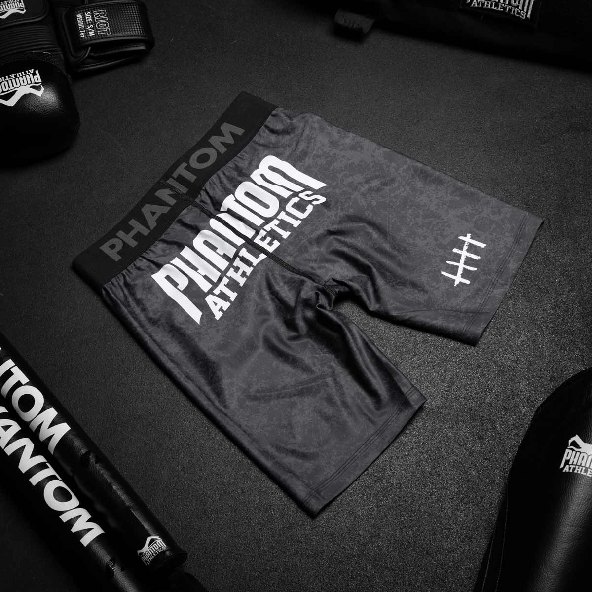 Die Phantom Vector Serious MMA Compression Fight Shorts im Smiley Design für deinen Kampfsport. Sie überzeugt durch perfekte Passform und Bewegungsfreiheit. 