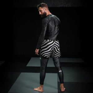 Premium Phantom Athletics Rashguard Germany Longsleeve für MMA, Jiu‑Jitsu und Grappling, aus elastischem, atmungsaktivem Material für optimale Bewegungsfreiheit und Komfort bei Technik‑Drills und Sparring. Das enganliegende Design schützt die Haut vor Reibung auf der Matte und sorgt für Performance und Langlebigkeit bei intensiven Trainingseinheiten. Ein hochwertiges Kampfsport‑Shirt für ambitionierte Athleten.