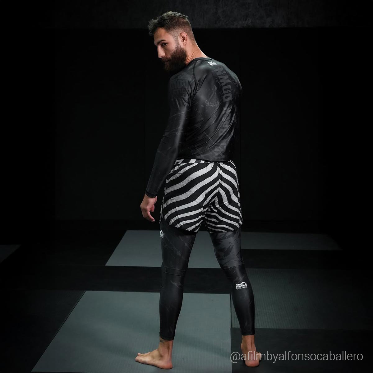 Robuste Tights Germany von Phantom Athletics mit ergonomischer Schnittführung für sicheren Sitz und Bewegungsunterstützung bei täglichen Trainingseinheiten im MMA, Boxen oder Kickboxen. Die langlebige, dehnbare Qualität reduziert Hautreibung und erhöht Komfort bei intensiven Sessions im Gym. Ein funktionelles Trainings‑Accessoire für aktive Sportler.