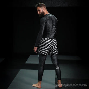 Robuste Tights Germany von Phantom Athletics mit ergonomischer Schnittführung für sicheren Sitz und Bewegungsunterstützung bei täglichen Trainingseinheiten im MMA, Boxen oder Kickboxen. Die langlebige, dehnbare Qualität reduziert Hautreibung und erhöht Komfort bei intensiven Sessions im Gym. Ein funktionelles Trainings‑Accessoire für aktive Sportler.
