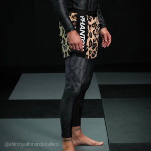 Funktionelle Phantom Athletics Tights Germany für anspruchsvolles Kampfsport‑Training im MMA, Jiu‑Jitsu oder Kickboxen mit atmungsaktivem, schweißableitendem Material und sportlichem Deutschland‑Look. Die eng anliegende Passform bietet optimale Unterstützung bei Technik‑, Kraft‑ und Sparring‑Einheiten. Eine Premium‑Tight für Performance und Stil im Gym.