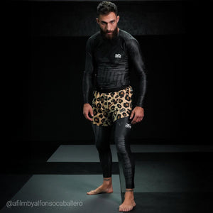 Premium Langarm‑Rashguard von Phantom Athletics im Germany‑Look, perfekt für tägliche Kampfsport‑ und Fitness‑Workouts im MMA, Boxen oder BJJ mit elastischem Stretch‑Material für optimale Flexibilität. Die hochwertige Verarbeitung sorgt für Langlebigkeit auch bei intensivem Training und häufiger Nutzung. Ein funktionelles Top für ernsthafte Athleten.