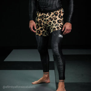 Stylische Phantom Athletics Tights Germany mit deutscher Farbgebung, entwickelt für Technik‑Drills, Sparring‑Sessions und Fitness‑Training im Jiu‑Jitsu, MMA oder Grappling mit komfortabler Passform. Das elastische Performance‑Material sorgt für trockenen Sitz und volle Bewegungsfreiheit bei jeder Übung. Ein Premium‑Piece für ambitionierte Kampfsport‑Athleten.