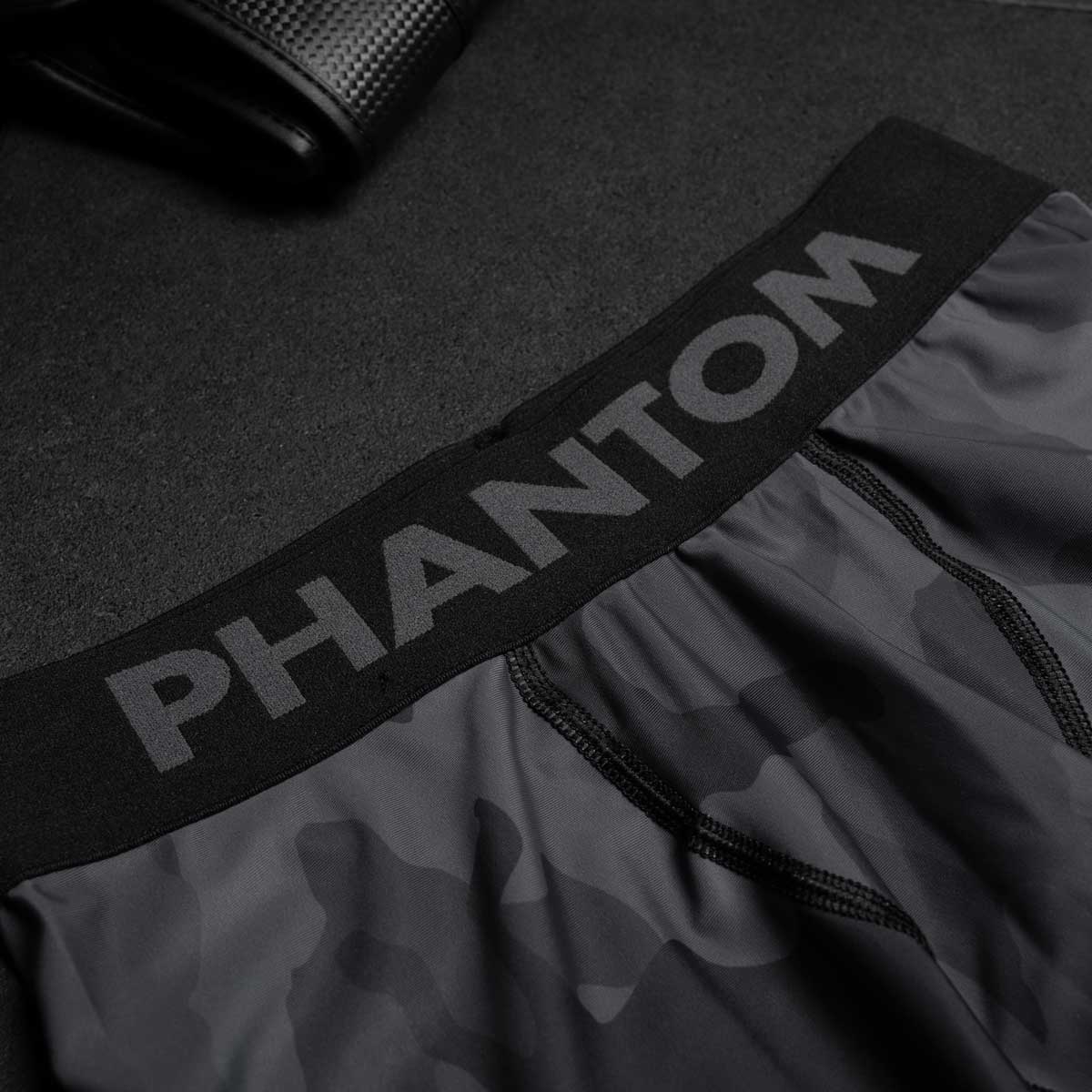 Phantom Compression Tights im Camo Design für Kampfsport Training und Wettkampf. Ideal auf der Matte beim Ringen, Grappling, BJJ oder auch im MMA. Mit breitem Bund für ein angenehmes Tragegefühl.