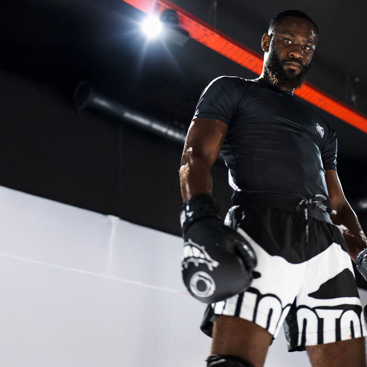 Der elastische Hüftbund mit Kordelzug ermöglicht eine individuelle Anpassung der Phantom Athletics Fightshorts Fusion-R 2in1 „Savage“, um einen sicheren Sitz zu gewährleisten.