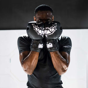 Phantom Athletics Boxhandschuhe aus der Serious-Kollektion, speziell entwickelt für intensives Boxtraining und Sparring. Die robuste Polsterung schützt die Hände effektiv bei jedem Schlag.