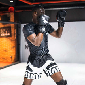Die Phantom Athletics Fightshorts Fusion-R 2in1 „Savage“ bieten maximale Bewegungsfreiheit für MMA, Grappling und Kickboxen.