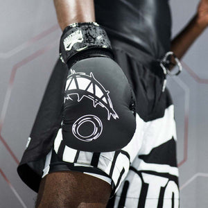 Mit ihrem athletischen Schnitt und der Kombination aus Außenshorts und integrierter Kompressionshose gewährleisten die Phantom Athletics Fightshorts Fusion-R 2in1 „Savage“ optimalen Halt und Komfort während des Trainings.