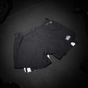 Die „Savage“ Fight Shorts von Phantom sind perfekt für Mixed Martial Arts, BJJ und Kickboxen. Dank elastischem Bund und integrierter Compression Shorts sitzt alles da, wo es hingehört – auch unter Druck.