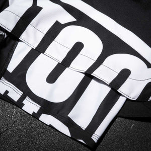 Diese 2in1 Fightshorts von Phantom Athletics kombinieren robuste Außenmaterialien mit einer kompressiven Innenhose für optimalen Halt. Das Savage-Design symbolisiert Entschlossenheit, Stärke und Wildheit – perfekt für Kämpfer, die keine Kompromisse machen.