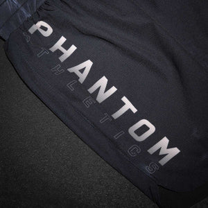 Diese Phantom Fightshorts bieten dir maximale Bewegungsfreiheit, einen sicheren Sitz und stylische Optik zugleich. Das Anubis-Motiv steht für Stärke, Kontrolle und Fokus – perfekt für anspruchsvolle Kampfsportler, die auch visuell ein Zeichen setzen wollen.