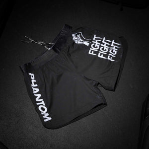 Die Phantom Athletics Fightshorts Fusion-R Fight Fight Fight setzen mit ihrem kraftvollen Allover-Print ein klares Statement im Gym. Ideal für MMA, Grappling, No-Gi oder Kickboxen – diese Fightshorts stehen für Energie, Dynamik und Stil.