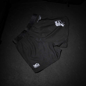 Mit ihrem robusten Schnitt und atmungsaktiven Material sind diese Phantom Fightshorts für intensive Trainingseinheiten gemacht. Ob Takedown, Clinch oder explosive Kicks – sie bieten dir absolute Bewegungsfreiheit und sicheren Halt.