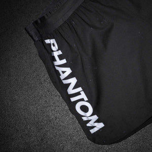Phantom Athletics bietet mit der Fusion-R Fight Fight Fight eine kampferprobte Fightshort für Sparring, Techniktraining und No-Gi-Rolling. Reißfest, leicht und optisch ein echter Hingucker.