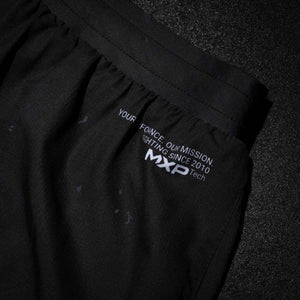 Ob auf der Matte, im Cage oder beim Padwork – mit diesen Fightshorts von Phantom Athletics bist du bereit für jedes Level. Das Design schreit „Fight“ – und deine Leistung wird es bestätigen.