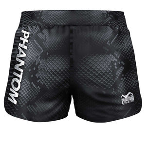 Die Fight Shorts Fusion „Black Mamba“ stehen für Präzision, Schnelligkeit und Stärke im Kampfsport. Ideal für MMA, Grappling und Kickboxen – mit elastischem Bund und reißfestem Material für volle Bewegungsfreiheit.