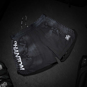 Die Phantom Athletics Fightshorts Fusion Black Mamba überzeugen durch ihr aggressives Design in Schwarz und Gelb – inspiriert von der Schnelligkeit und Präzision einer Mamba. Perfekt für MMA, No-Gi Grappling oder Kickboxen, wo Beweglichkeit und Stil zählen.