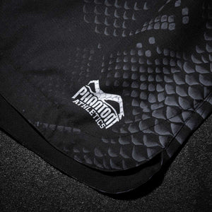 Mit den Fusion Black Mamba Fightshorts setzt Phantom Athletics auf kompromisslose Funktionalität und modernes Design. Der elastische Bund mit Klettverschluss sorgt für festen Sitz – auch bei explosiven Kombinationen und langen Sparrings.