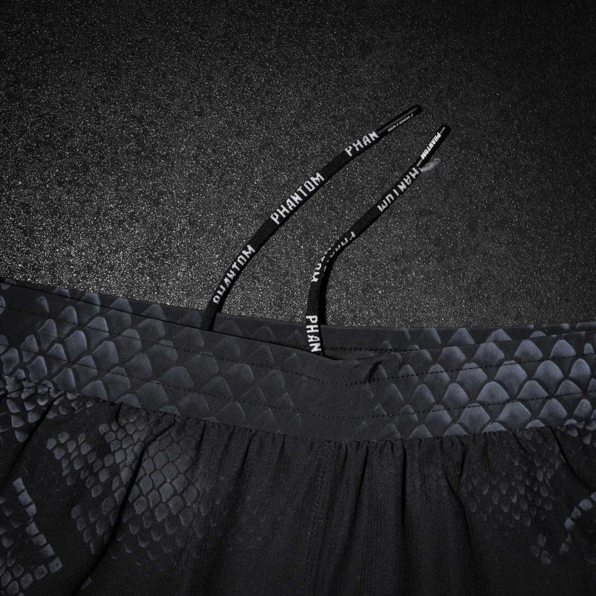 Das Black Mamba Design verleiht deinem Kampfsportoutfit eine kraftvolle Optik mit Wiedererkennungswert. Kombiniert mit der bewährten Phantom Athletics Qualität bist du mit diesen Fightshorts bereit für jedes Level – vom Techniktraining bis zum Vollkontakt.
