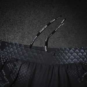 Das Black Mamba Design verleiht deinem Kampfsportoutfit eine kraftvolle Optik mit Wiedererkennungswert. Kombiniert mit der bewährten Phantom Athletics Qualität bist du mit diesen Fightshorts bereit für jedes Level – vom Techniktraining bis zum Vollkontakt.