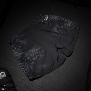 Diese Phantom Fightshorts bieten dir maximale Performance bei jeder Kampfsportart – ob beim Takedown, Clinch oder Bodenkampf. Das leichte Material und der seitliche Schlitz garantieren volle Bewegungsfreiheit in jeder Trainingslage.