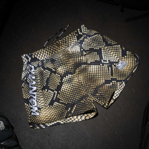 Die Phantom Athletics Fightshorts Fusion Boa kombinieren ein kraftvolles Schlangen-Design mit funktioneller Performance für MMA, Kickboxen und Grappling. Mit diesen Fightshorts zeigst du nicht nur Stil, sondern auch Entschlossenheit und Kontrolle auf der Matte.