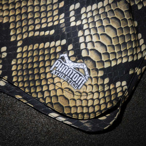 Das auffällige Boa-Muster steht für Präzision, Technik und Stärke – Eigenschaften, die im Kampfsport entscheidend sind. Ob Clinch-Arbeit, Takedowns oder intensive Padwork: Die Fusion Boa Shorts sind dein perfekter Begleiter.