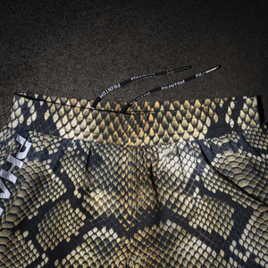 Mit ihrem ergonomischen Schnitt und dem seitlichen Schlitz bieten diese Phantom Athletics Fightshorts maximale Bewegungsfreiheit. Ideal für Muay Thai, BJJ, MMA oder funktionelles Athletiktraining.