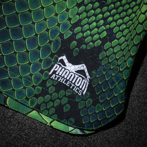 Die Phantom Athletics Fightshorts Fusion Green Viper überzeugen mit einem auffälligen grün-schwarzen Schlangenhaut-Design, das Kraft, Geschwindigkeit und Präzision symbolisiert. Diese Kampfsportshorts wurden speziell für MMA, Kickboxen, No-Gi Grappling und intensives Techniktraining entwickelt. Sie bieten dir maximale Bewegungsfreiheit, robustes Material und sicheren Halt bei jedem Drill.