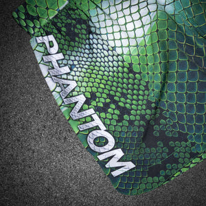 Mit ihrem elastischen Bund, dem seitlichen Schlitz und dem strapazierfähigen Stoff garantieren diese Phantom Fightshorts optimalen Tragekomfort – auch bei harten Takedowns, Clinch-Situationen und Bodenkampf. Das Viper-Design ist nicht nur visuell ein Highlight, sondern auch ein Ausdruck deines Kampfgeistes. Ideal für tägliches Sparring, Fitness-Workouts und ambitioniertes Kampfsporttraining.