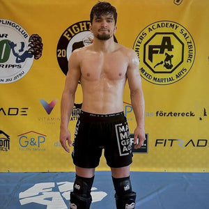 Die Phantom Athletics Fusion-R Fightshorts „Make MMA Great Again“ in Schwarz kombinieren ein kraftvolles Design mit hoher Funktionalität. Ideal für MMA, BJJ und No-Gi-Training bieten sie durch das leichte Ripstop-Material maximale Bewegungsfreiheit und Strapazierfähigkeit. Der elastische Bund mit Kordelzug sorgt für einen sicheren Sitz, während das auffällige Statement deinen Kampfgeist unterstreicht.